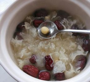 盖盖，大火煮开转小火，煮45分钟，莲子变软。