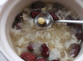 盖盖，大火煮开转小火，煮45分钟，莲子变软。