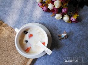 莲子软烂，银耳绵糯，木瓜也刚刚好，再加上牛奶的清甜。