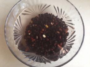 黑豆和黑米淘洗干洗，提前一晚浸泡