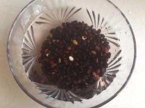 黑豆和黑米淘洗干洗，提前一晚浸泡