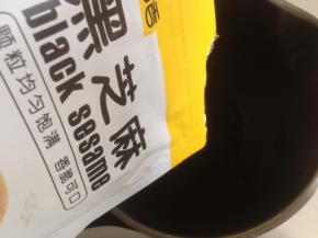 黑豆和黑米倒入豆浆机内，加入炒熟过的黑芝麻