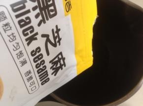 黑豆和黑米倒入豆浆机内，加入炒熟过的黑芝麻