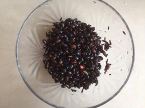 将浸泡过的水倒掉