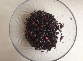 将浸泡过的水倒掉