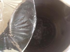 加入清水，不要超过里面的刻度线