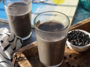 时间到蜂鸣声响，一杯杯香浓营养的三黑豆浆就做好了，大概有6杯分量