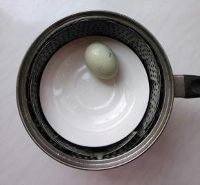 先把松花蛋隔水蒸5分钟，这样蛋黄凝固好切，而且成品也成型。