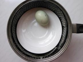 先把松花蛋隔水蒸5分钟，这样蛋黄凝固好切，而且成品也成型。