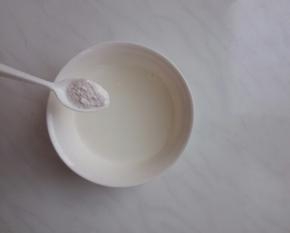 淀粉加水，调匀。