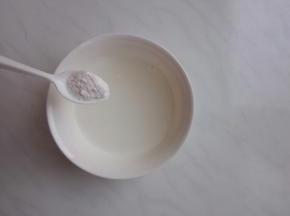 淀粉加水，调匀。