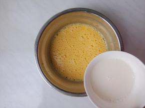把淀粉水加入蛋液，拌匀。