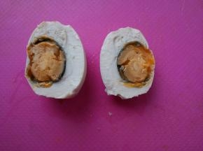 鸭蛋对切剥皮。瞧，流油了。