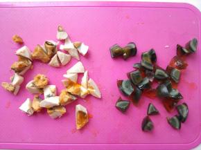 把鸭蛋、蒸好的松花蛋切成碎丁儿。