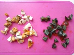 把鸭蛋、蒸好的松花蛋切成碎丁儿。