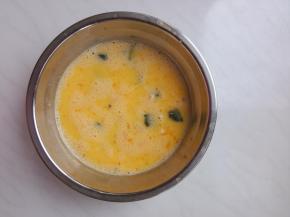 把碎丁加入蛋液中。