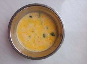 把碎丁加入蛋液中。