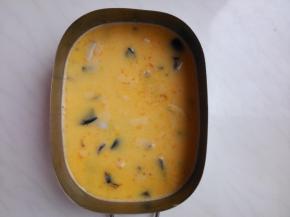 把 混合液倒入饭盒。