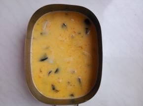 把 混合液倒入饭盒。