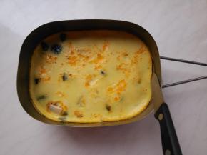 开盖，凉透了用小刀沿四周划一圈，取出切成小块。