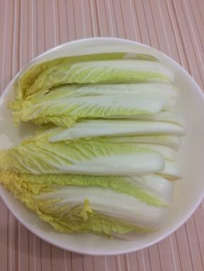 将娃娃菜洗干净，一切两半