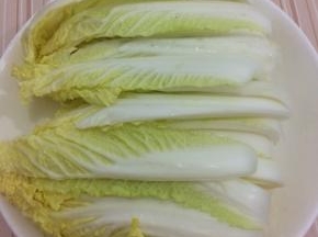 将娃娃菜洗干净，一切两半