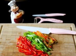 红椒、青椒和彩椒用刀切丝