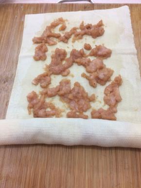 然后从一头开始慢慢卷起