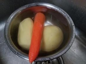 土豆跟胡萝卜去皮洗净。