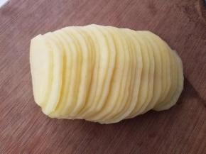 用清水浸泡一会后取出土豆，准备切丝，这里注意下哟，土豆“切”出来的丝比较好吃，不要“叉”出来哟。