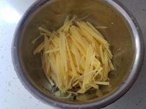 土豆切丝不是很难，只要切除薄薄的片，再来切丝就很简单，注意第一次学就不宜过快，慢慢来。