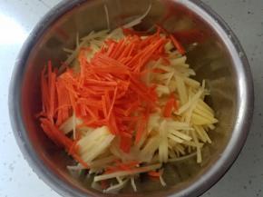 同样的方法切好胡萝卜丝，直接放入土豆丝的盆里即可。