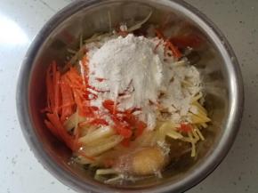 直接在装土豆丝跟胡萝卜丝的盆内加入面粉跟鸡蛋。