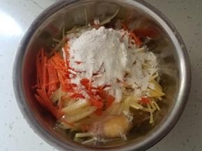 直接在装土豆丝跟胡萝卜丝的盆内加入面粉跟鸡蛋。