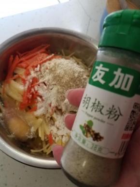 撒上盐跟少许白胡椒粉。