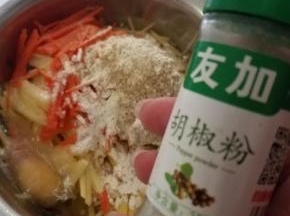 撒上盐跟少许白胡椒粉。