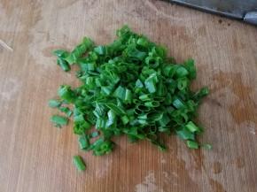 小葱洗净切小段备用。