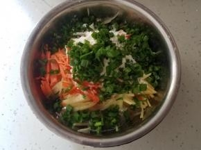 滴上几滴香油，搅拌均匀。