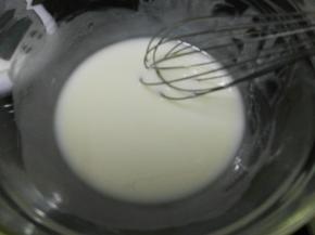 先将油加牛奶，用手动打蛋器搅拌到看不见油脂