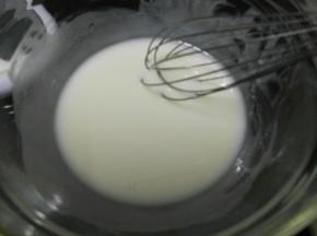 先将油加牛奶，用手动打蛋器搅拌到看不见油脂