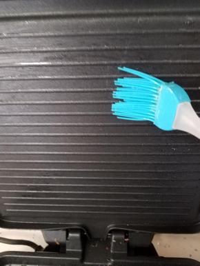 因为今天的土豆丝饼需要上下一起煎，别忘记在上层的烤盘上也刷上一层薄薄的植物油。