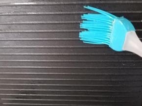 因为今天的土豆丝饼需要上下一起煎，别忘记在上层的烤盘上也刷上一层薄薄的植物油。