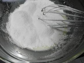 将低筋面粉过筛到搅拌好的牛奶油糊里，用手动打蛋器以Z字型方式搅拌到无干粉即可