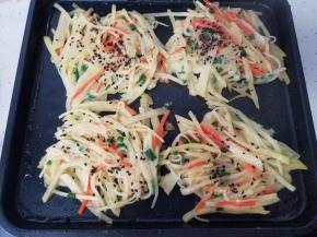 然后盖上盖子，我们的这款电饼铛是没有土豆丝饼的选项了，这个饼类太多不可能每样都有，我这次试用的是第一个选项，第一次时间完成后，我觉得表面有点点轻，没有太上色，我就轻轻的翻面，再次选择了一次程序一，但是我就没有盖盖子了，大约1-2分钟就可以了。我也尝试了选择2次程序一，火候略大，但是也很好吃，这个就看个人喜好选择了。