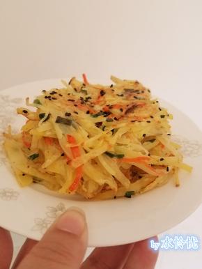 一款我家爱吃的土豆丝饼就完成了，喜欢辣酱等口味的，可以刷在表面哟，也很好吃。