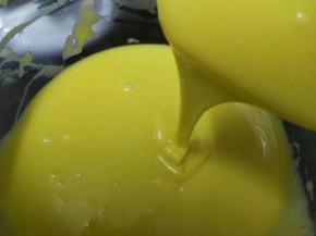 将蛋黄放入面糊里，用手动打蛋搅拌均匀即可，最后状态成流动性面糊