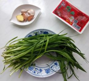 韭菜摘洗干净，控干水。
大蒜，鸭血备好。