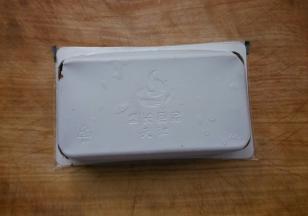 鸭血倒扣，剪去包装盒的四角，再倒过来，正面揭去包装。