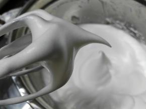 蛋白放入无油无水的打蛋盆里，先打到鱼眼，再慢慢加入细砂糖，细砂糖慢慢加入后，继续打发到提起打蛋头呈湿性弯钩即可