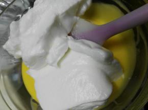 先将三分之一蛋白到蛋黄糊里，然后用刮刀用切拌的方式进行混合均匀